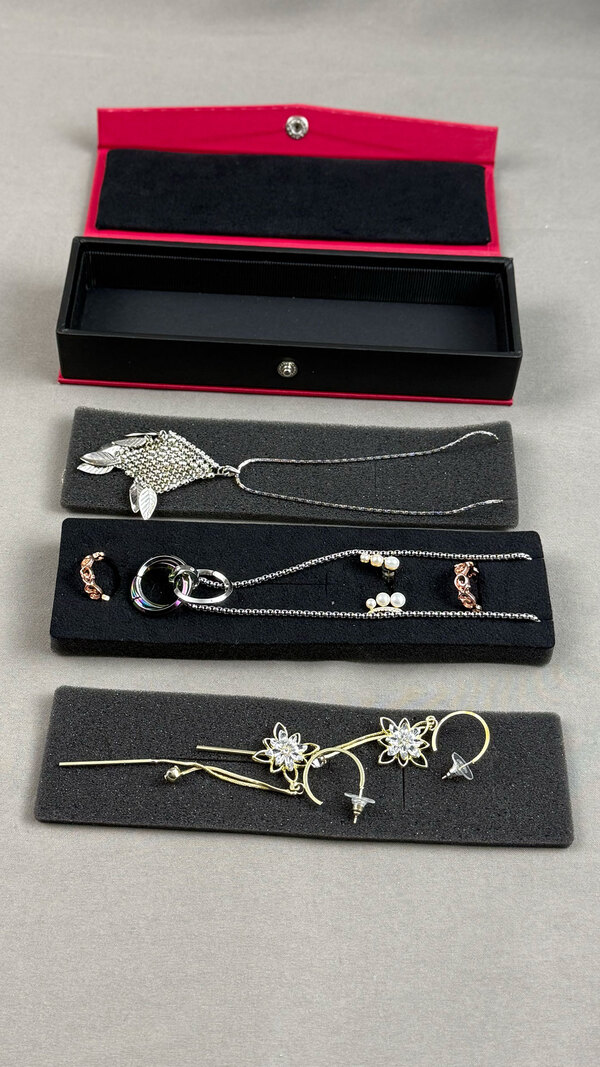 一言で言い表すなら「携帯用トラベルマルチジュエリーボックス」えっ一言じゃない？