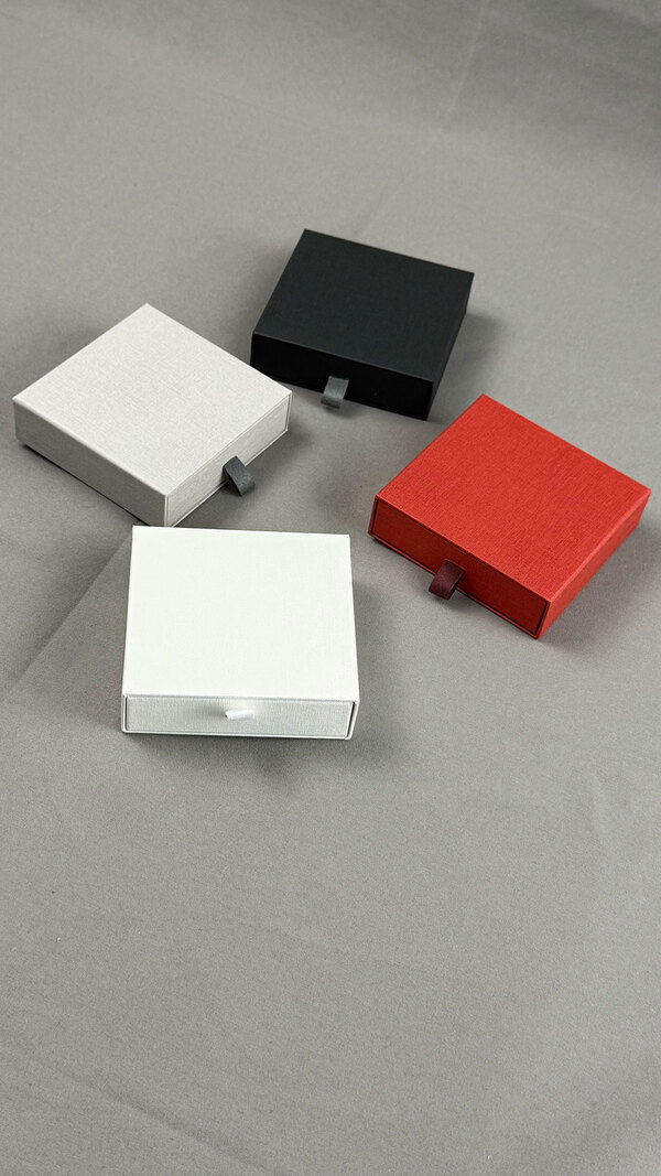 送料も抑えられてしかも高級感アンド引き出しのギミックが増したマルチジュエリーボックス！